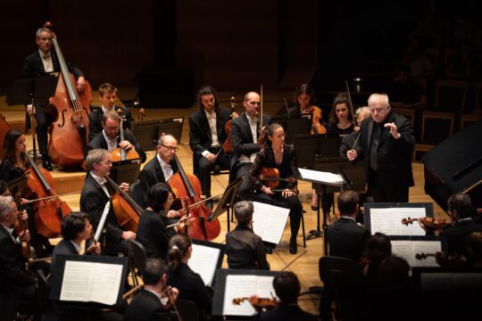 Leonard Slatkin dirigeant l'Orchestre National de Lyon © Fred. Mortagne
