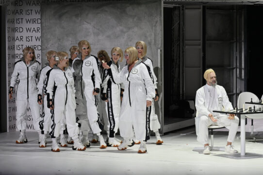 links: Ensemble (Walküren); rechts sitzend: Thomas Johannes Mayer (Wotan) | Foto: Martin Kaufhold