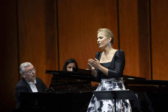 Concert de la mezzo-soprano Elina Garanca et du pianiste Malcolm Martineau au Grand Théâtre de Provence le jeudi 18 juillet 2024. Festival d’Aix-en-Provence. Photographies de Vincent Beaume.