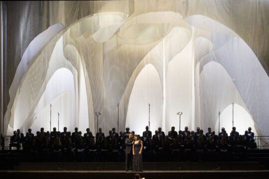 Simon Boccanegra

Melodramma in un prologo e tre atti
Musica di Giuseppe Verdi
Libretto di Francesco Maria Piave con aggiunte e modifiche di Arrigo Boito dal dramma ‘Simón Bocanegra’ di Antonio García Gutiérrez

Direttore | Michele Spotti ♭

Scene | Kengo Kuma – KKAA Tokyo con Taichi Kuma e Marco Imperadori (Politecnico di Milano)
Partner | Alcantara
Curatore | Domitilla Dardi
Assistenza alla progettazione | Team Politecnico di Milano | Grazia Marrone, Shuqi Li, Hotaka Iwami
Realizzazione | Allestimenti Arianese
Light Designer | Filippo Cannata 

Interpreti
Simon Boccanegra | Ludovic Tézier
Jacopo Fiesco | Michele Pertusi
Paolo Albiani | Mattia Olivieri
Pietro | Andrea Pellegrini ♭
Maria Boccanegra | Marina Rebeka
Gabriele Adorno | Francesco Meli
Un Capitano dei balestrieri | Vasco Maria Vagnoli♮
Un’Ancella di Amelia | Silvia Cialli♮

♭ debutto al Teatro di San Carlo
♮ Artista del Coro

Orchestra e Coro del Teatro di San Carlo
Maestro del Coro | Fabrizio Cassi

Produzione del Teatro di San Carlo

In collaborazione con EDIT Napoli 

Partner

 

 

Esecuzione in forma di concerto

Teatro di San Carlo | BIANCO
venerdì 11 ottobre 2024, ore 20:00 – TAGLIANDO A-C/D – BIANCO – IV
domenica 13 ottobre 2024, ore 17:00 -TAGLIANDO B-F – BIANCO – IV

Opera in Italiano con sovratitoli in Italiano e in Inglese
Durata: 2 ore e 40 minuti circa con intervallo