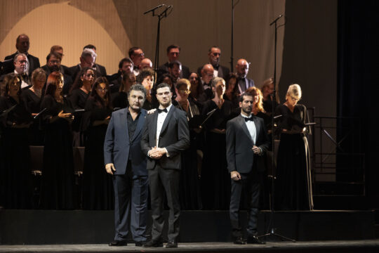 Simon Boccanegra

Melodramma in un prologo e tre atti
Musica di Giuseppe Verdi
Libretto di Francesco Maria Piave con aggiunte e modifiche di Arrigo Boito dal dramma ‘Simón Bocanegra’ di Antonio García Gutiérrez

Direttore | Michele Spotti ♭

Scene | Kengo Kuma – KKAA Tokyo con Taichi Kuma e Marco Imperadori (Politecnico di Milano)
Partner | Alcantara
Curatore | Domitilla Dardi
Assistenza alla progettazione | Team Politecnico di Milano | Grazia Marrone, Shuqi Li, Hotaka Iwami
Realizzazione | Allestimenti Arianese
Light Designer | Filippo Cannata 

Interpreti
Simon Boccanegra | Ludovic Tézier
Jacopo Fiesco | Michele Pertusi
Paolo Albiani | Mattia Olivieri
Pietro | Andrea Pellegrini ♭
Maria Boccanegra | Marina Rebeka
Gabriele Adorno | Francesco Meli
Un Capitano dei balestrieri | Vasco Maria Vagnoli♮
Un’Ancella di Amelia | Silvia Cialli♮

♭ debutto al Teatro di San Carlo
♮ Artista del Coro

Orchestra e Coro del Teatro di San Carlo
Maestro del Coro | Fabrizio Cassi

Produzione del Teatro di San Carlo

In collaborazione con EDIT Napoli 

Partner

 

 

Esecuzione in forma di concerto

Teatro di San Carlo | BIANCO
venerdì 11 ottobre 2024, ore 20:00 – TAGLIANDO A-C/D – BIANCO – IV
domenica 13 ottobre 2024, ore 17:00 -TAGLIANDO B-F – BIANCO – IV

Opera in Italiano con sovratitoli in Italiano e in Inglese
Durata: 2 ore e 40 minuti circa con intervallo