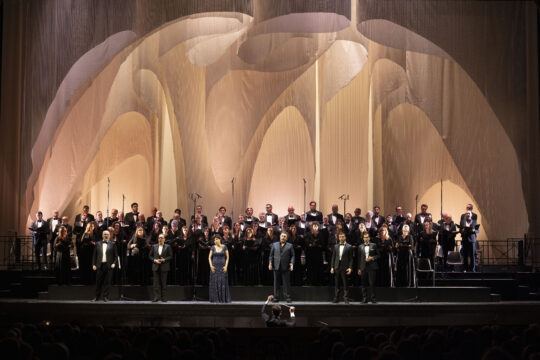 Simon Boccanegra

Melodramma in un prologo e tre atti
Musica di Giuseppe Verdi
Libretto di Francesco Maria Piave con aggiunte e modifiche di Arrigo Boito dal dramma ‘Simón Bocanegra’ di Antonio García Gutiérrez

Direttore | Michele Spotti ♭

Scene | Kengo Kuma – KKAA Tokyo con Taichi Kuma e Marco Imperadori (Politecnico di Milano)
Partner | Alcantara
Curatore | Domitilla Dardi
Assistenza alla progettazione | Team Politecnico di Milano | Grazia Marrone, Shuqi Li, Hotaka Iwami
Realizzazione | Allestimenti Arianese
Light Designer | Filippo Cannata 

Interpreti
Simon Boccanegra | Ludovic Tézier
Jacopo Fiesco | Michele Pertusi
Paolo Albiani | Mattia Olivieri
Pietro | Andrea Pellegrini ♭
Maria Boccanegra | Marina Rebeka
Gabriele Adorno | Francesco Meli
Un Capitano dei balestrieri | Vasco Maria Vagnoli♮
Un’Ancella di Amelia | Silvia Cialli♮

♭ debutto al Teatro di San Carlo
♮ Artista del Coro

Orchestra e Coro del Teatro di San Carlo
Maestro del Coro | Fabrizio Cassi

Produzione del Teatro di San Carlo

In collaborazione con EDIT Napoli 

Partner

 

 

Esecuzione in forma di concerto

Teatro di San Carlo | BIANCO
venerdì 11 ottobre 2024, ore 20:00 – TAGLIANDO A-C/D – BIANCO – IV
domenica 13 ottobre 2024, ore 17:00 -TAGLIANDO B-F – BIANCO – IV

Opera in Italiano con sovratitoli in Italiano e in Inglese
Durata: 2 ore e 40 minuti circa con intervallo