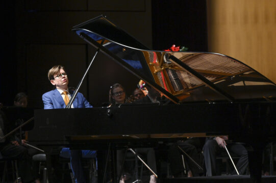 Der Pianist Vikingur Olafsson und das London Philharmonic Orchestra am 10.11.24 Im Festspielhaus Baden-Baden.