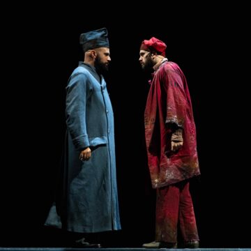 001 Les Misérables - Théâtre du Châtelet - Javert (Sébastien Duchange) et Valjean (Benoit Rameau) © Thomas Amouroux