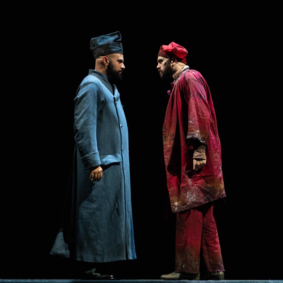 001 Les Miserables Theatre du Chatelet Javert Sebastien Duchange et Valjean Benoit Rameau © Thomas Amouroux