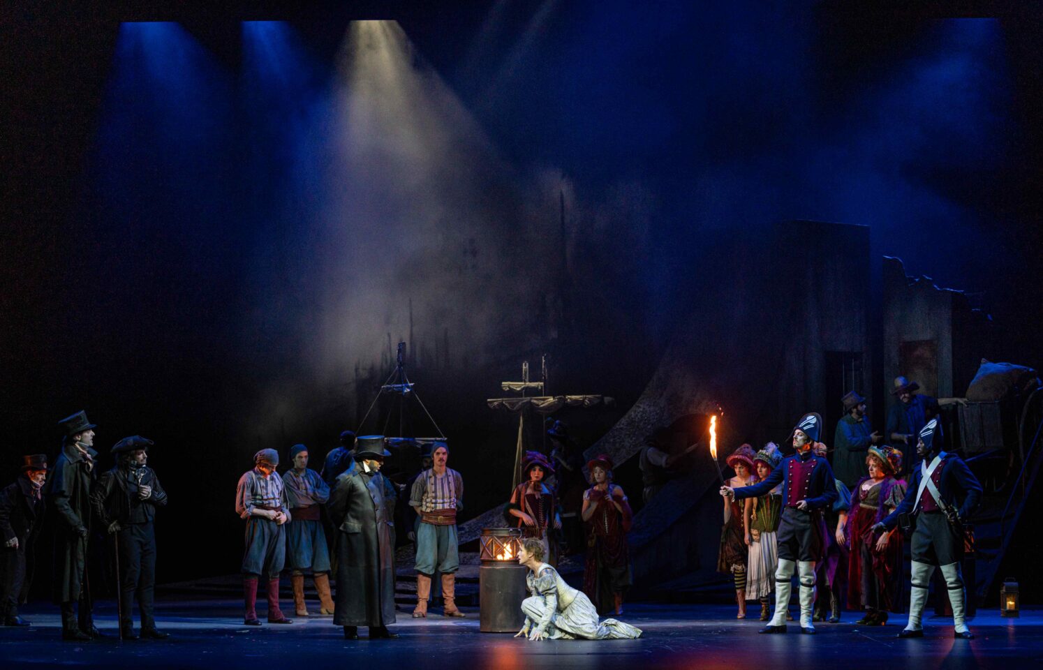 011 Les Miserables Theatre du Chatelet Javert Sebastien Duchange et Fantine Claire Perot © Thomas Amouroux