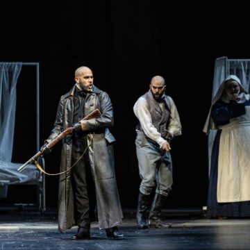 016 Les Misérables - Théâtre du Châtelet - Javert (Sébastien Duchange) et Valjean (Benoît Rameau) © Thomas Amouroux