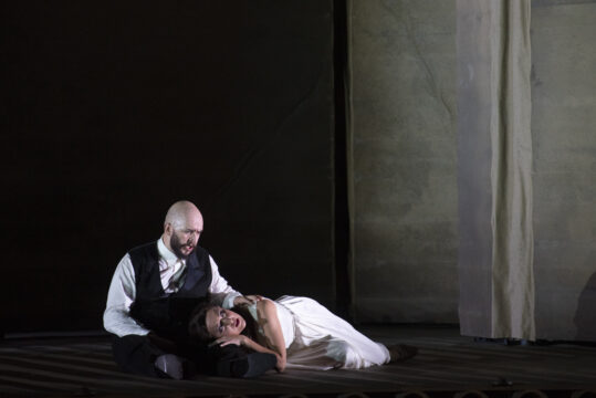 RIGOLETTO
Compositeur : Giuseppe Verdi
Livret : Francesco Maria Piave d’après Victor Hugo
Direction musicale : Domingo Hindoyan 
Mise en scène : Claus Guth
Décors : Christian Schmidt
Costumes : Christian Schmidt
 Lumières : Olaf Winter
Vidéo : Andi A. Müller
Chorégraphie : Teresa Rotemberg
Dramaturgie : Konrad Kuhn
Chef des Choeurs : Alessandro di Stefano
Distribution:
Il Duca di Mantova :  Liparit Avetisyan 
Rigoletto : Roman Burdenko Gilda : Rosa Feola 
Sparafucile : Goderdzi Janelidze Maddalena : Aude Extrémo 
Giovanna : Marine Chagnon
Il Conte di Monterone: Blake Denson 
Marullo: Florent Mbia
Matteo Borsa : Manase Latu
Il Conte di Ceprano : Amin Ahangaran
La Contessa di Ceprano : Teona Todua
Paggio della duchessa: Seray Pinar 
Usciere di Corte : Julien Joguet
Double de Rigoletto : Henri Bernard Guizirian
A l'Opéra Bastille, le 28 novembre 2024 
Photo : Benoîte Fanton / OnP