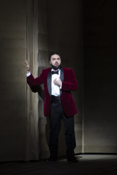 RIGOLETTO
Compositeur : Giuseppe Verdi
Livret : Francesco Maria Piave d’après Victor Hugo
Direction musicale : Domingo Hindoyan 
Mise en scène : Claus Guth
Décors : Christian Schmidt
Costumes : Christian Schmidt
 Lumières : Olaf Winter
Vidéo : Andi A. Müller
Chorégraphie : Teresa Rotemberg
Dramaturgie : Konrad Kuhn
Chef des Choeurs : Alessandro di Stefano
Distribution:
Il Duca di Mantova :  Liparit Avetisyan 
Rigoletto : Roman Burdenko Gilda : Rosa Feola 
Sparafucile : Goderdzi Janelidze Maddalena : Aude Extrémo 
Giovanna : Marine Chagnon
Il Conte di Monterone: Blake Denson 
Marullo: Florent Mbia
Matteo Borsa : Manase Latu
Il Conte di Ceprano : Amin Ahangaran
La Contessa di Ceprano : Teona Todua
Paggio della duchessa: Seray Pinar 
Usciere di Corte : Julien Joguet
Double de Rigoletto : Henri Bernard Guizirian
A l'Opéra Bastille, le 28 novembre 2024 
Photo : Benoîte Fanton / OnP