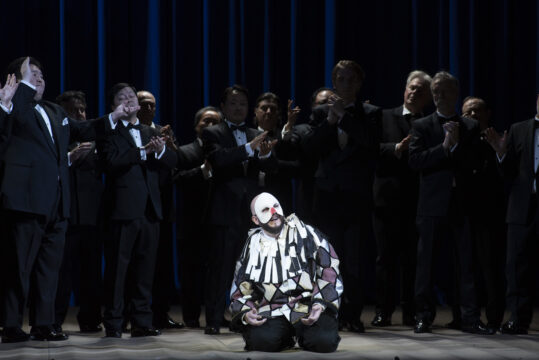 RIGOLETTO
Compositeur : Giuseppe Verdi
Livret : Francesco Maria Piave d’après Victor Hugo
Direction musicale : Domingo Hindoyan 
Mise en scène : Claus Guth
Décors : Christian Schmidt
Costumes : Christian Schmidt
 Lumières : Olaf Winter
Vidéo : Andi A. Müller
Chorégraphie : Teresa Rotemberg
Dramaturgie : Konrad Kuhn
Chef des Choeurs : Alessandro di Stefano
Distribution:
Il Duca di Mantova :  Liparit Avetisyan 
Rigoletto : Roman Burdenko Gilda : Rosa Feola 
Sparafucile : Goderdzi Janelidze Maddalena : Aude Extrémo 
Giovanna : Marine Chagnon
Il Conte di Monterone: Blake Denson 
Marullo: Florent Mbia
Matteo Borsa : Manase Latu
Il Conte di Ceprano : Amin Ahangaran
La Contessa di Ceprano : Teona Todua
Paggio della duchessa: Seray Pinar 
Usciere di Corte : Julien Joguet
Double de Rigoletto : Henri Bernard Guizirian
A l'Opéra Bastille, le 28 novembre 2024 
Photo : Benoîte Fanton / OnP