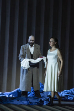 RIGOLETTO
Compositeur : Giuseppe Verdi
Livret : Francesco Maria Piave d’après Victor Hugo
Direction musicale : Domingo Hindoyan 
Mise en scène : Claus Guth
Décors : Christian Schmidt
Costumes : Christian Schmidt
 Lumières : Olaf Winter
Vidéo : Andi A. Müller
Chorégraphie : Teresa Rotemberg
Dramaturgie : Konrad Kuhn
Chef des Choeurs : Alessandro di Stefano
Distribution:
Il Duca di Mantova :  Liparit Avetisyan 
Rigoletto : Roman Burdenko Gilda : Rosa Feola 
Sparafucile : Goderdzi Janelidze Maddalena : Aude Extrémo 
Giovanna : Marine Chagnon
Il Conte di Monterone: Blake Denson 
Marullo: Florent Mbia
Matteo Borsa : Manase Latu
Il Conte di Ceprano : Amin Ahangaran
La Contessa di Ceprano : Teona Todua
Paggio della duchessa: Seray Pinar 
Usciere di Corte : Julien Joguet
Double de Rigoletto : Henri Bernard Guizirian
A l'Opéra Bastille, le 28 novembre 2024 
Photo : Benoîte Fanton / OnP