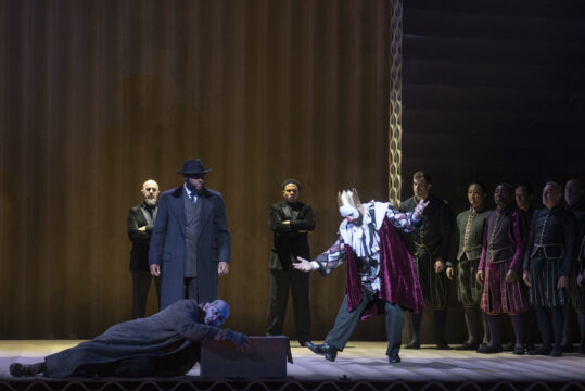 RIGOLETTO
Compositeur : Giuseppe Verdi
Livret : Francesco Maria Piave d’après Victor Hugo
Direction musicale : Domingo Hindoyan 
Mise en scène : Claus Guth
Décors : Christian Schmidt
Costumes : Christian Schmidt
 Lumières : Olaf Winter
Vidéo : Andi A. Müller
Chorégraphie : Teresa Rotemberg
Dramaturgie : Konrad Kuhn
Chef des Choeurs : Alessandro di Stefano
Distribution:
Il Duca di Mantova :  Liparit Avetisyan 
Rigoletto : Roman Burdenko Gilda : Rosa Feola 
Sparafucile : Goderdzi Janelidze Maddalena : Aude Extrémo 
Giovanna : Marine Chagnon
Il Conte di Monterone: Blake Denson 
Marullo: Florent Mbia
Matteo Borsa : Manase Latu
Il Conte di Ceprano : Amin Ahangaran
La Contessa di Ceprano : Teona Todua
Paggio della duchessa: Seray Pinar 
Usciere di Corte : Julien Joguet
Double de Rigoletto : Henri Bernard Guizirian
A l'Opéra Bastille, le 28 novembre 2024 
Photo : Benoîte Fanton / OnP