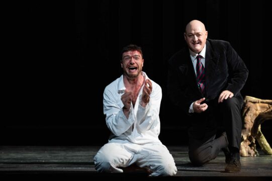 Il Prigioniero_Mattia Olivieri (Prigioniero), John Daszak (Il Carceriere)_ph Fabrizio Sansoni-Opera di Roma 2025_7256