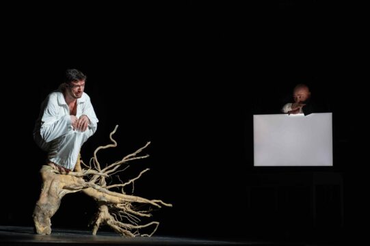 Il Prigioniero_Mattia Olivieri (Prigioniero), John Daszak (Il Carceriere)_ph Fabrizio Sansoni-Opera di Roma 2025_7283
