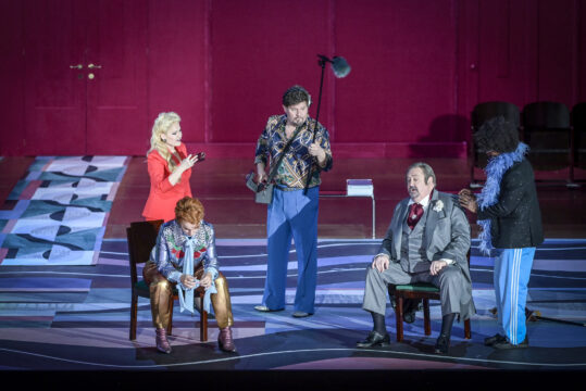 LE CHEVALIER A LA ROSE - 
DER ROSENKAVALIER - 
Compositeur : Richard STRAUSS - 
Livret : Hugo von HOFMANNSTHAL - 
Direction musicale : Henrik NANASI - 
Mise en scene : Krysztof WARLIKOWSKI - 
Choregraphie : Claude BARDOUIL - 
Scenographie et costumes : Malgorzata SZCZESNIAK - 
Lumieres : Felice ROSS - 
Video : Kamil POLAK - 
Avec : 
Niamh O SULLIVAN (Octavian) - 
Peter ROSE (Le Baron Ochs von Lerchenau) - 
Eleonore PANCRAZI (Annina) - 
Kresimir SPICER (Valzacchi) - 
Le 19 05 2025 - 
Au Theatre des Champs Elysees - 
Photo : Vincent PONTET