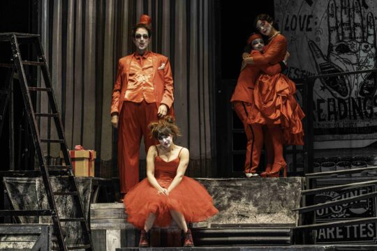 Thomas Dolie (Le podestat de Padoue), Dima Bawab (Laurette), Héloïse Mas (Véronique) - Le Docteur Miracle © Thomas Amouroux_compress15