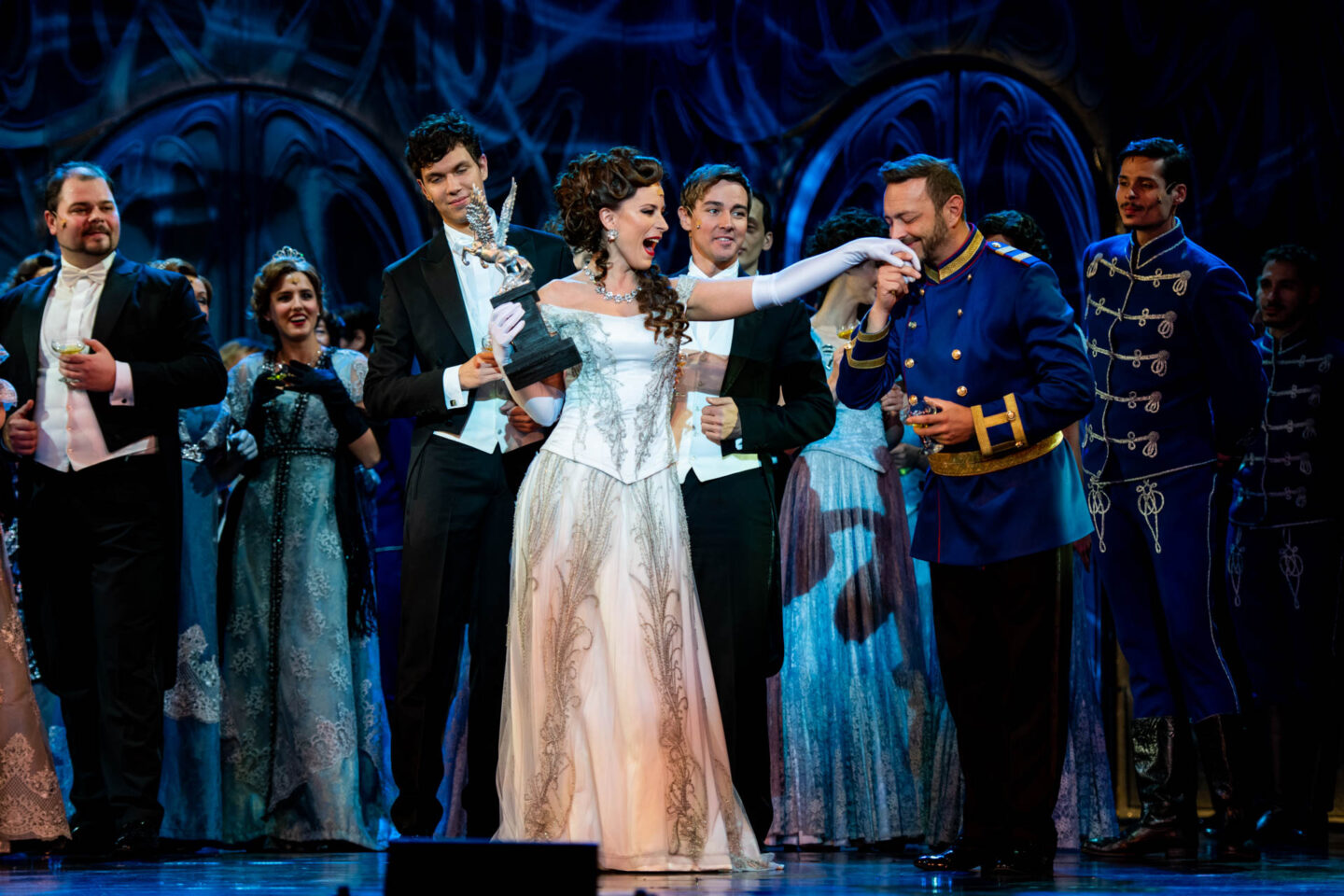 land des laechelns operette operettensommer deutsches theater muenchen showbild