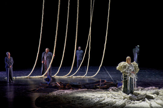 Tristan und Isolde

I. Aufzug

Ekaterina Gubanova (Brangäne), Andreas Schager (Tristan), Jordan Shanahan (Kurwenal), Camilla Nylund (Isolde), Günther Groissböck (Marke).



Musikalische Leitung: Semyon Bychkov

Regie: Thorleifur Örn Arnarsson

Bühne: Vytautas Narbutas

Kostüm: Sibylle Wallum

Dramaturgie: Andri Hardmeier

Licht: Sascha Zauner

Chorleiter: Thomas Eitler de Lint