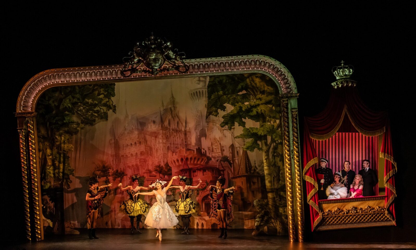 MATTHEW BOURNES SWAN LAKE. Nicole Kabera The Queen James Lovell The Private Secretary Bryony Wood The Girlfriend and Company. Photo Johan Persson 2.jpg scaled 1