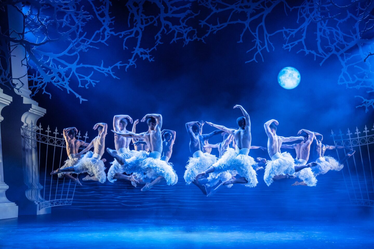 MATTHEW BOURNES SWAN LAKE. The Company. Photo Johan Persson 1 scaled 1
