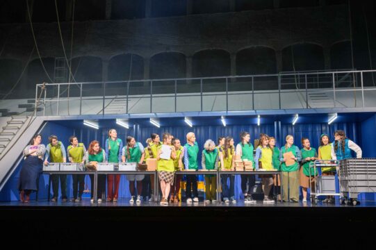 022_Magdalena Hinterdobler, Oberstimmenchor und Katie Coventry_Der fliegende Holländer_©SLT - Tobias Witzgall_LT2_4556