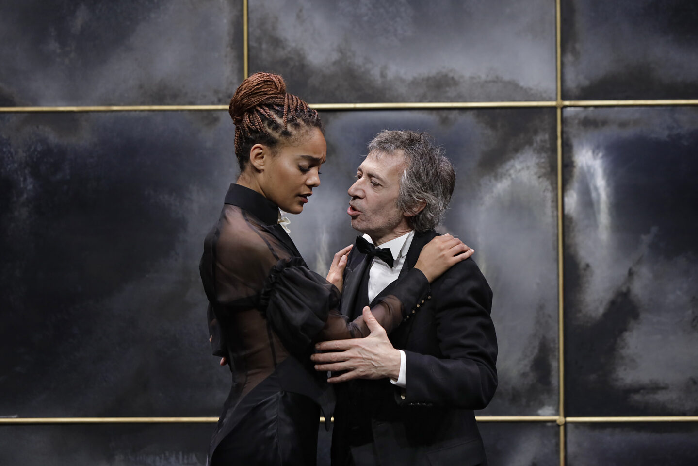 Anthéa Théâtre d’Antibes : Le Misanthrope mis en scène par Georges Lavaudant : élégant, sobre et poignant 1 3 Le misanthrope ©Marie Clauzade