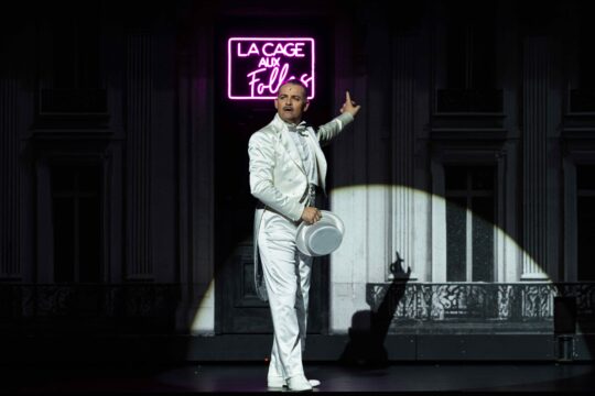 Damien Bigourdan (Georges) - La Cage aux folles - Théâtre du Châtelet © Thomas Amouroux (1)