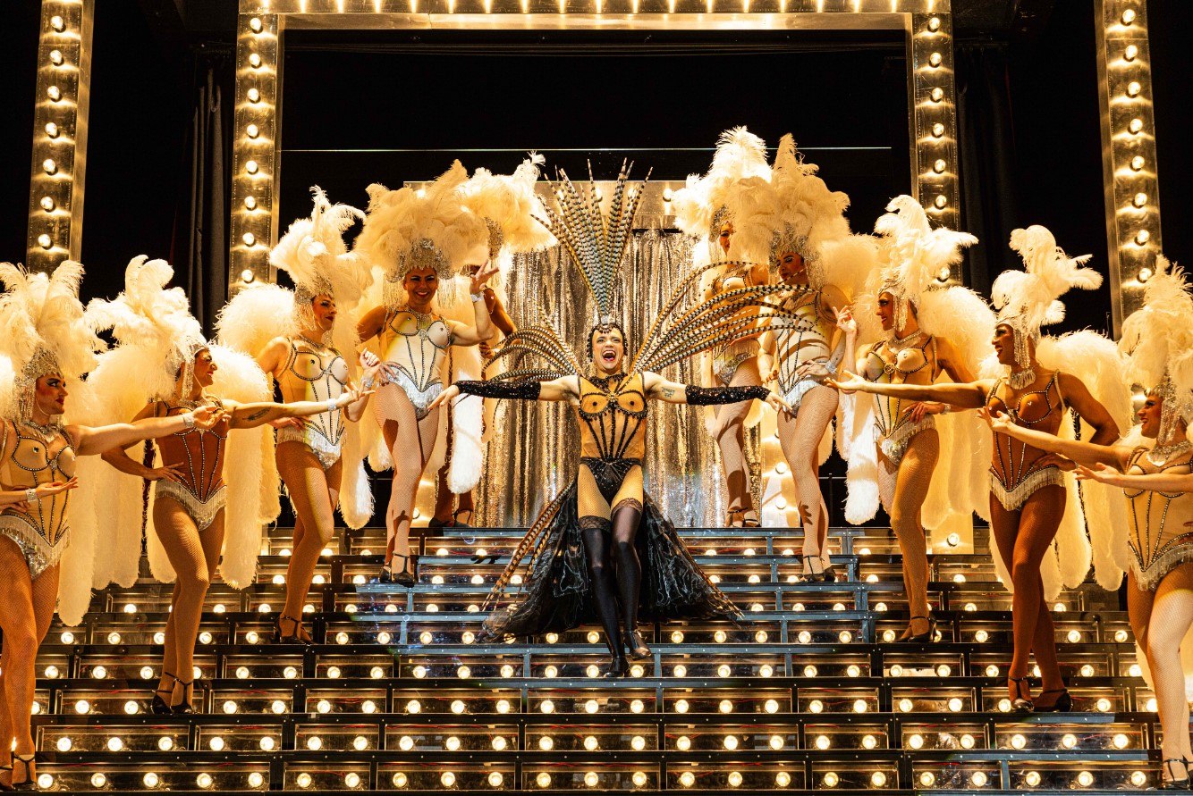 Théâtre du Châtelet : La Cage aux folles fastueusement revisitée par Olivier Py avec Laurent Laffite en Zaza d'anthologie 11 Emeric Payet Jacob La Cage aux folles Theatre du Chatelet © Thomas