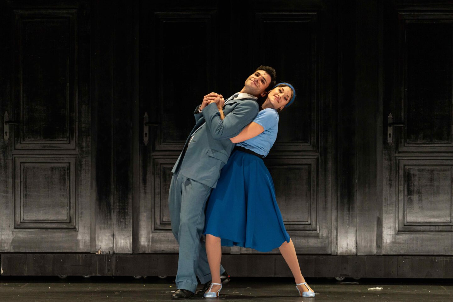 Théâtre du Châtelet : La Cage aux folles fastueusement revisitée par Olivier Py avec Laurent Laffite en Zaza d'anthologie 10 Harold Simon Jean Michel Mae Lingh Nguyen Anne La Cage aux folles Theatre du Chatelet © Thomas Amouroux 27