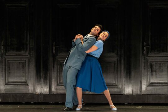 Harold Simon (Jean-Michel) & Maë-Lingh Nguyen (Anne) - La Cage aux folles - Théâtre du Châtelet © Thomas Amouroux (27)