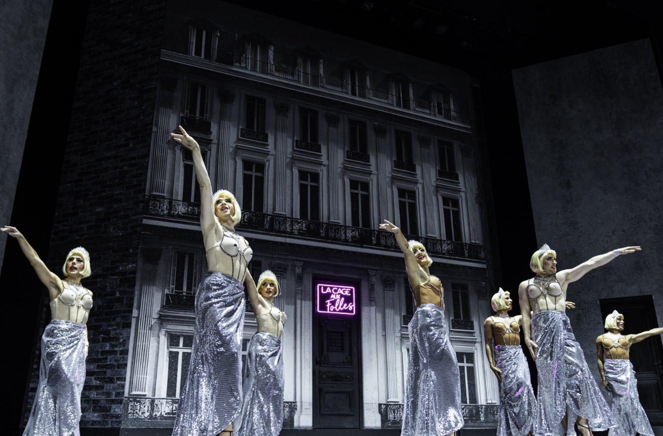 Théâtre du Châtelet : La Cage aux folles fastueusement revisitée par Olivier Py avec Laurent Laffite en Zaza d'anthologie 1 La Cage aux folles Theatre du Chatelet © Thomas Amouroux 45