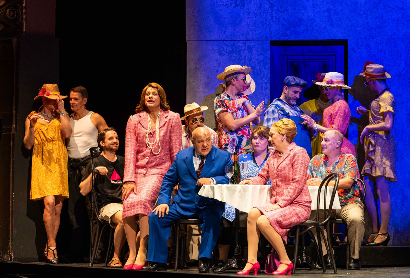 Théâtre du Châtelet : La Cage aux folles fastueusement revisitée par Olivier Py avec Laurent Laffite en Zaza d'anthologie 9 La Cage aux folles Theatre du Chatelet © Thomas Amouroux 64 1