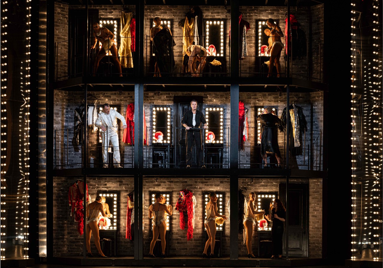 Théâtre du Châtelet : La Cage aux folles fastueusement revisitée par Olivier Py avec Laurent Laffite en Zaza d'anthologie 4 La Cage aux folles Theatre du Chatelet © Thomas