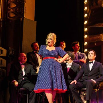 Lara Neumann (Jacqueline) - La Cage aux folles - Théâtre du Châtelet © Thomas Amouroux (50)