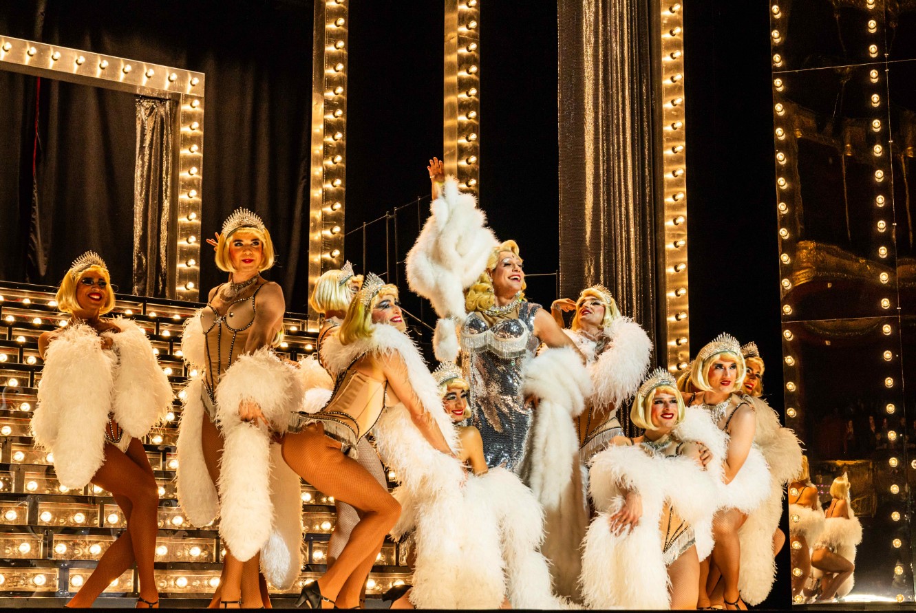 Théâtre du Châtelet : La Cage aux folles fastueusement revisitée par Olivier Py avec Laurent Laffite en Zaza d'anthologie 2 Laurent Lafitte Albin Zaza La Cage aux folles Theatre du Chatelet © Thomas Amouroux 57