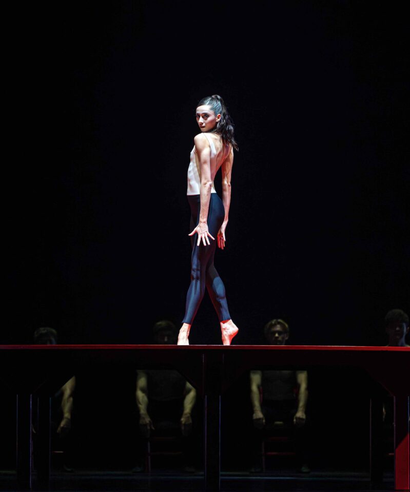 Waves and Circles, la nouvelle trilogie du Ballet d'État de Bavière 5 WAVES AND CIRCLES Bolero E. Tonev C NICHOLAS MACKAY 41