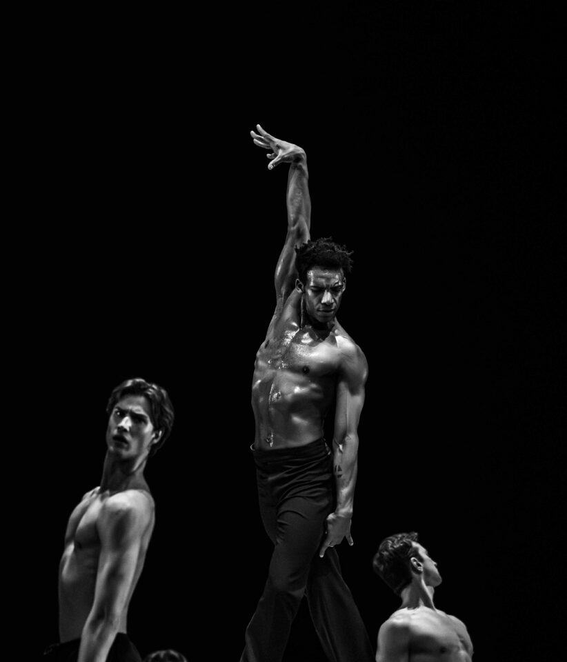 Waves and Circles, la nouvelle trilogie du Ballet d'État de Bavière 6 WAVES AND CIRCLES Bolero Osiel Gouneo C NICHOLAS MACKAY 5665