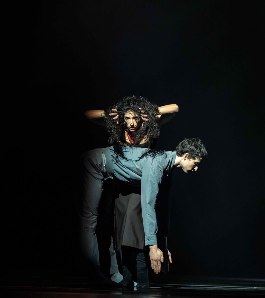 Waves and Circles, la nouvelle trilogie du Ballet d'État de Bavière 3 WAVES AND CIRCLES Megahertz C.Bastos S.Brunhuber C NICHOLAS MACKAY 5357