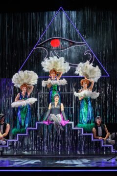 Beth Jones, Vania Hristova, Nicole Lubinger, Kayo Nakai und Chor