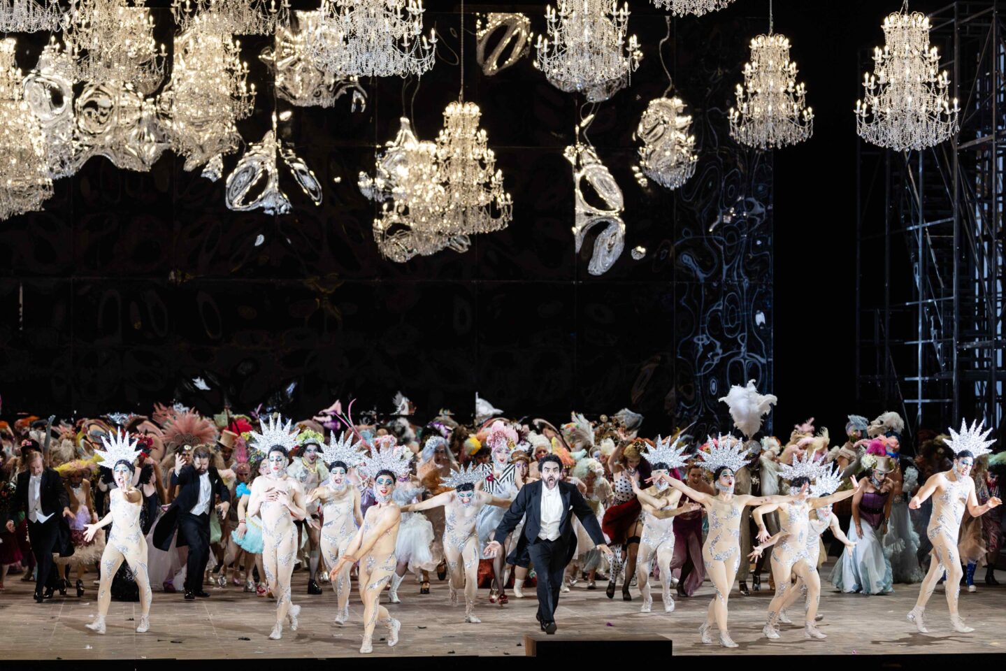 Die Fledermaus à la Bayerische Staatsoper — Rolando Villazón compose un Eisenstein phénoménal 4 158 Die Fledermaus 2025.12.31 c Geoffroy Schied 2837