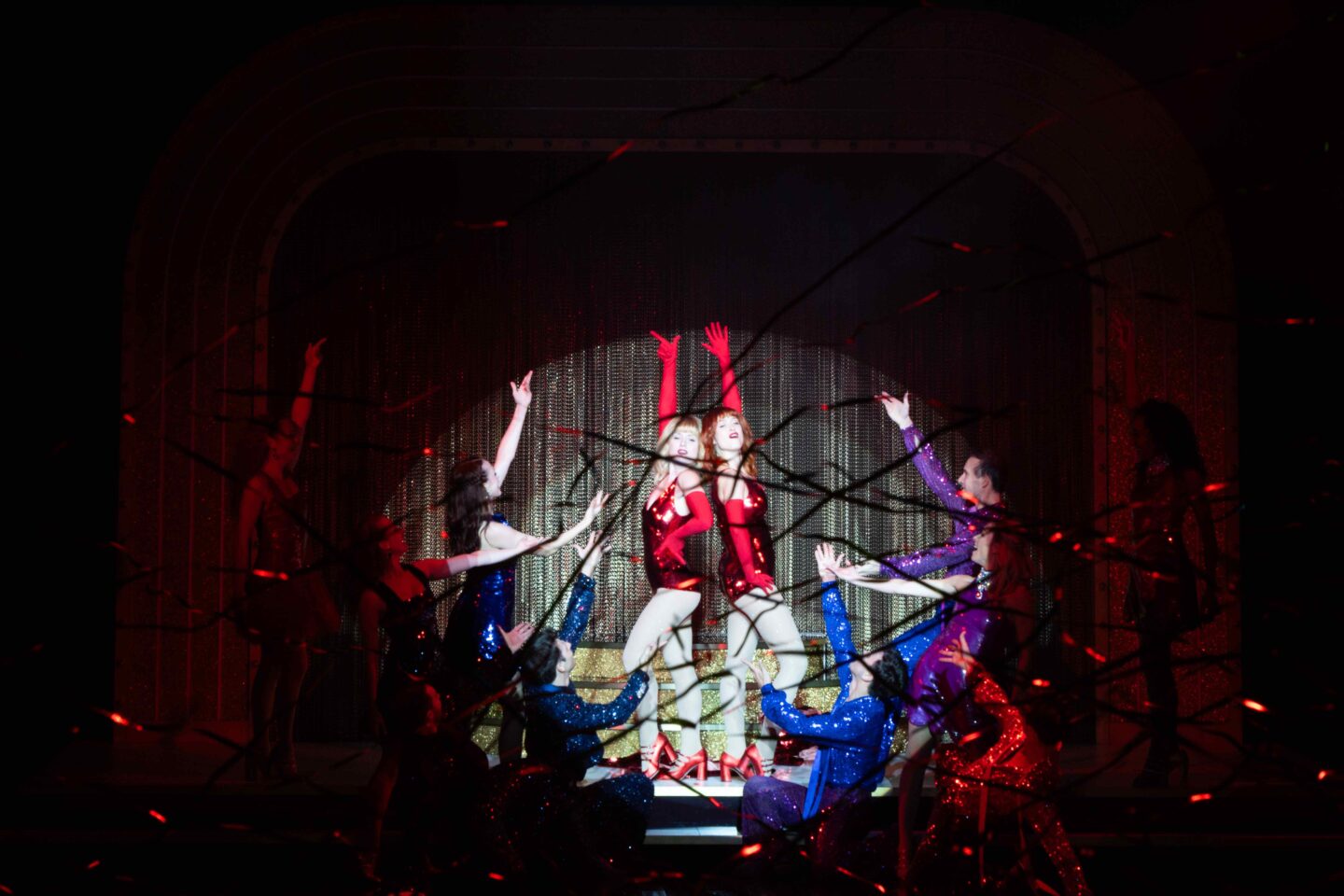 Au Lido de Paris : Les Demoiselles de Rochefort s’invitent avec succès sur la scène mythique des Champs-Élysées 4 MHB 6984