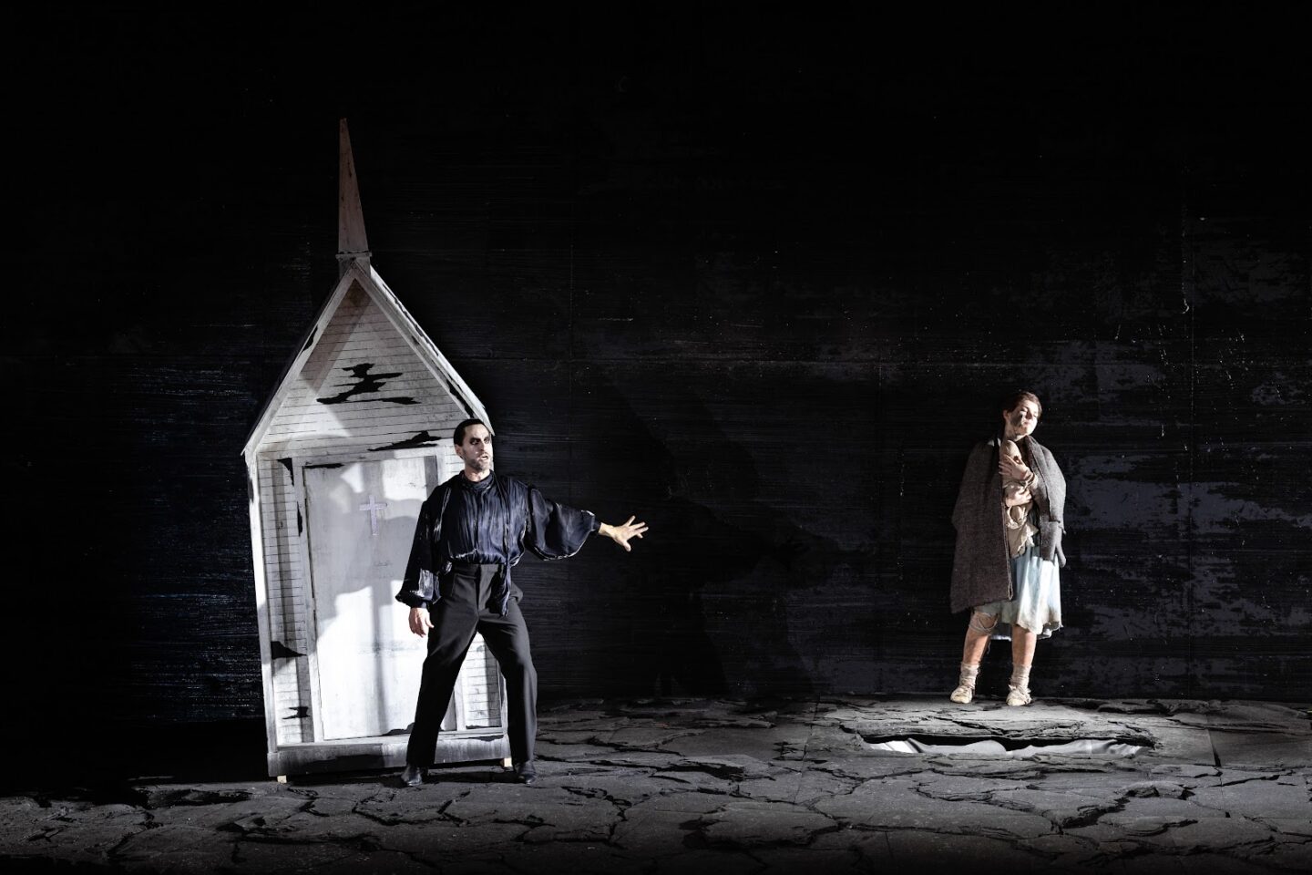 Um duumvirat féminin fait triompher le Faust de Gounod à l'Opéra de Munich 1 Faust O.Kulchynska K.Ketelsen c G.Schied 1