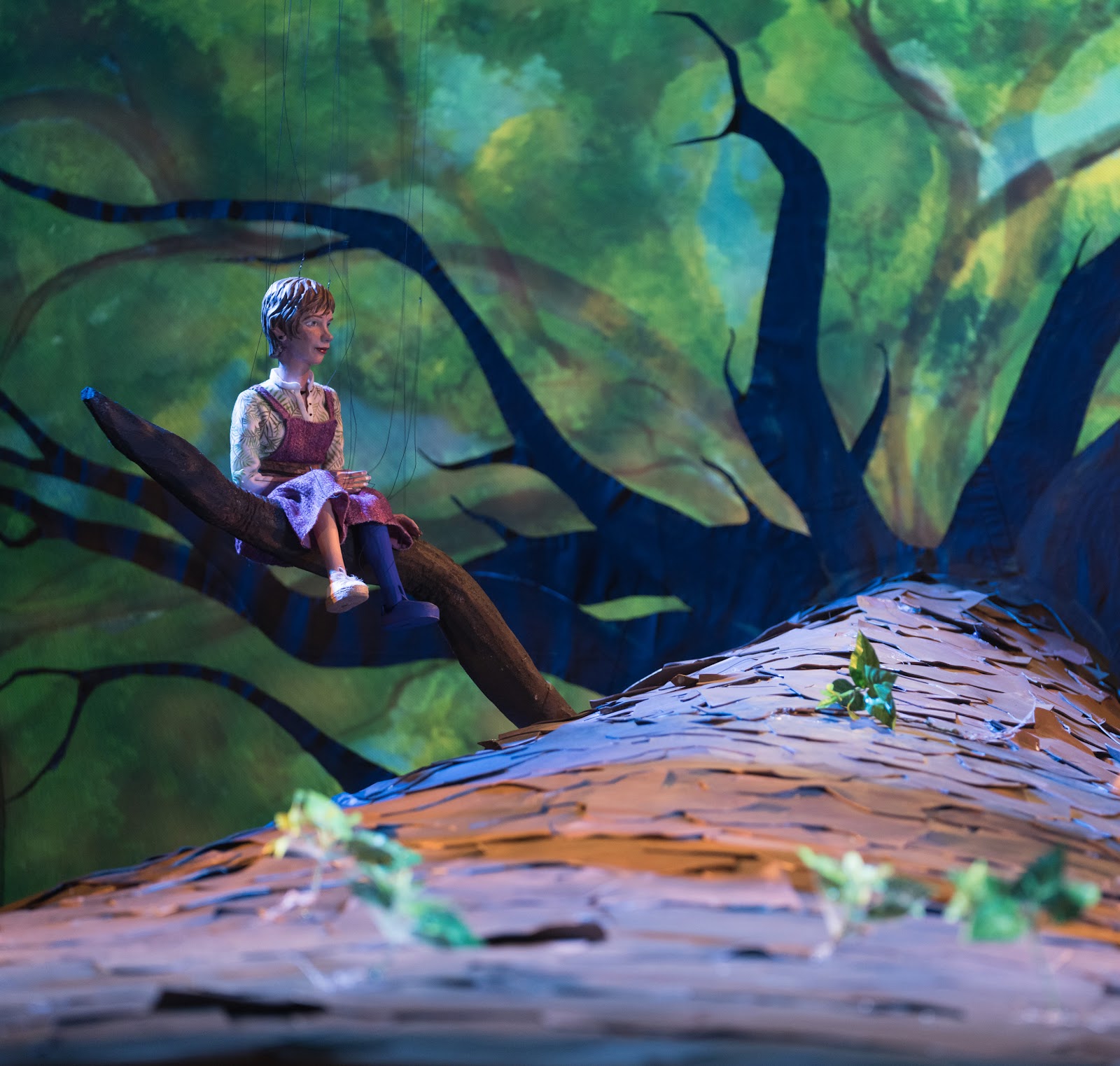 À la recherche de l'arbre perdu — Der alte Baum par le Théâtre de Marionnettes de Salzbourg 3 MoWo2023 DerAlteBaum c WolfgangLienbacher 4465