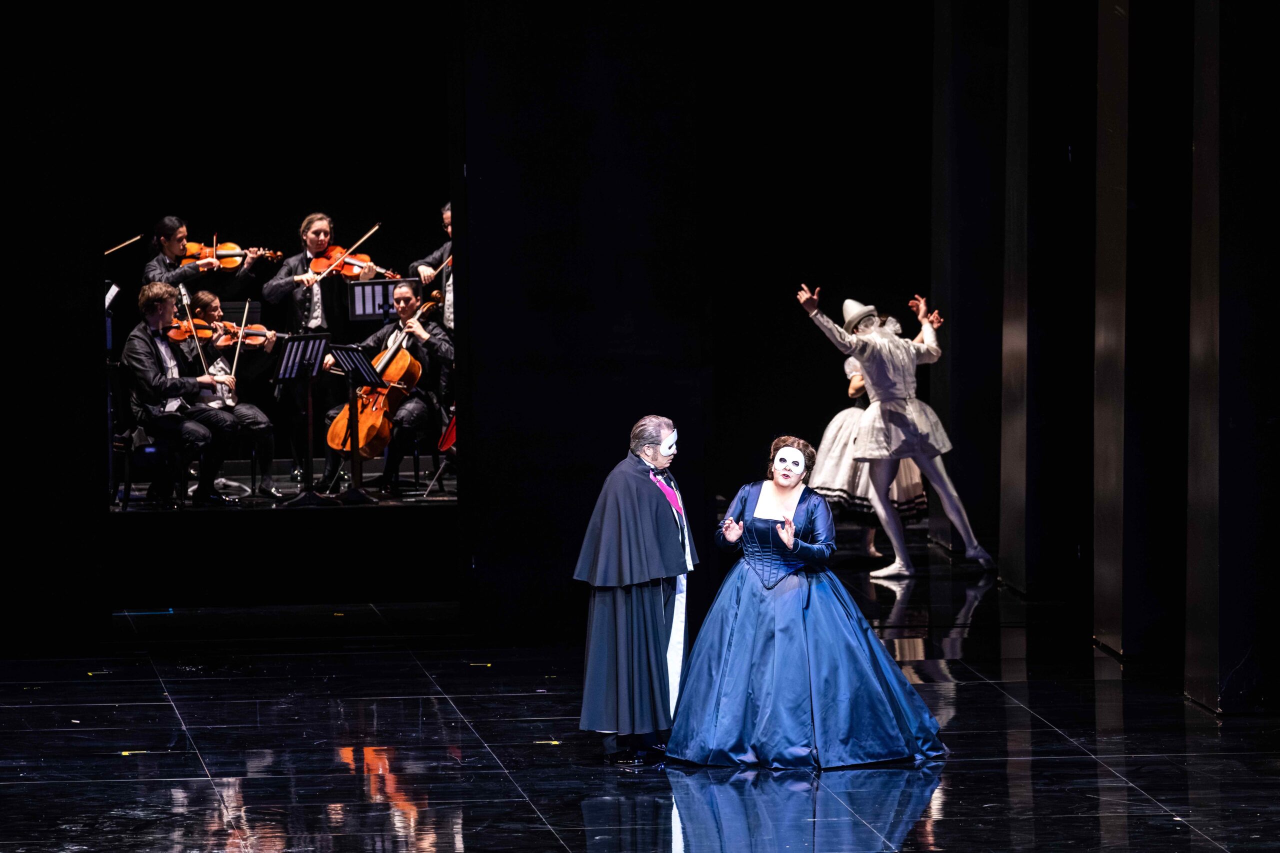 Opéra national de Paris Bastille – UN BALLO IN MASCHERA de Giuseppe VERDI : Quand Angela Meade succède avec honneur à Anna Netrebko 8 Un bal masque 25 26 © Xose Bouzas OnP 45 Copie scaled