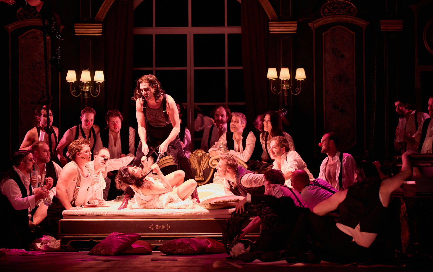 Roland Schwab met en scène le Prince Igor de Borodine au Théâtre munichois de la Gärtnerplatz 6 xFurst Igor HP1 1978 CR MarkusTordik eciRGBv2 sRGB