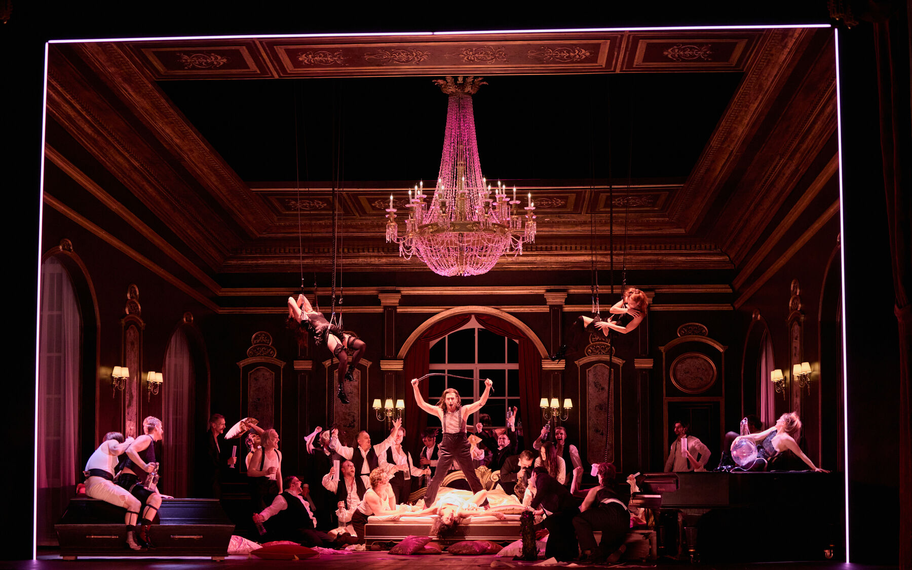 Roland Schwab met en scène le Prince Igor de Borodine au Théâtre munichois de la Gärtnerplatz 3 xFurst Igor HP1 2012 CR MarkusTordik eciRGBv2 sRGB