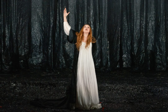Macbeth - Giuseppe Verdi Riccardo Muti direttore d'orchestra
Chiara Muti regia
Alessandro Camera scene
Ursula Patzak costumi
Simone Valastro coreografia
Vincent Longuemare luci
Paolo Vettori assistente alla regia
Andrea Gregori assistente alle scene
Hannah Gelesz assistente ai costumi
Piero Monti maestro del coro
Orchestra e Coro Teatro Regio Torino
Nuovo allestimento Teatro Regio Torino
In coproduzione con Teatro Massimo di Palermo