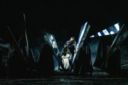 Macbeth - Giuseppe Verdi Riccardo Muti direttore d'orchestra
Chiara Muti regia
Alessandro Camera scene
Ursula Patzak costumi
Simone Valastro coreografia
Vincent Longuemare luci
Paolo Vettori assistente alla regia
Andrea Gregori assistente alle scene
Hannah Gelesz assistente ai costumi
Piero Monti maestro del coro
Orchestra e Coro Teatro Regio Torino
Nuovo allestimento Teatro Regio Torino
In coproduzione con Teatro Massimo di Palermo