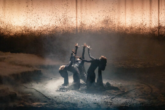 Macbeth - Giuseppe Verdi Riccardo Muti direttore d'orchestra
Chiara Muti regia
Alessandro Camera scene
Ursula Patzak costumi
Simone Valastro coreografia
Vincent Longuemare luci
Paolo Vettori assistente alla regia
Andrea Gregori assistente alle scene
Hannah Gelesz assistente ai costumi
Piero Monti maestro del coro
Orchestra e Coro Teatro Regio Torino
Nuovo allestimento Teatro Regio Torino
In coproduzione con Teatro Massimo di Palermo