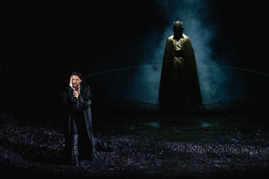 Macbeth - Giuseppe Verdi Riccardo Muti direttore d'orchestra
Chiara Muti regia
Alessandro Camera scene
Ursula Patzak costumi
Simone Valastro coreografia
Vincent Longuemare luci
Paolo Vettori assistente alla regia
Andrea Gregori assistente alle scene
Hannah Gelesz assistente ai costumi
Piero Monti maestro del coro
Orchestra e Coro Teatro Regio Torino
Nuovo allestimento Teatro Regio Torino
In coproduzione con Teatro Massimo di Palermo